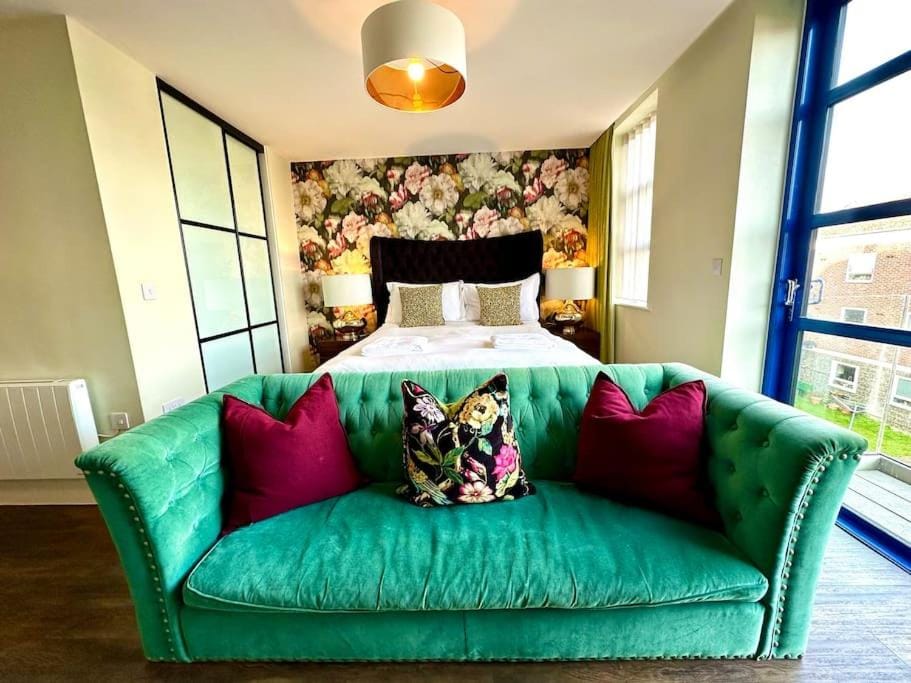 Chic Modern Apartment Suite - Free Parking & WiFi! - 1 Minute walk to Poole Quay - Great Location - Free Parking - Fast WiFi - Smart TV - Newly decorated - sleeps up to 2! Close to Poole & Bournemouth & Sandbanks Apartment in Poole