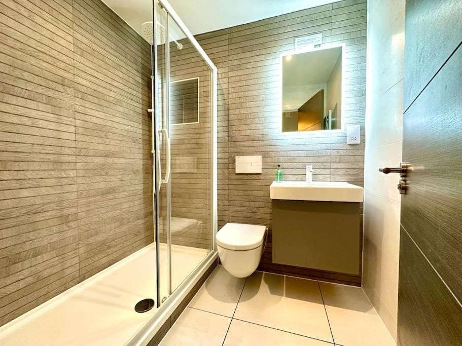 Chic Modern Apartment Suite - Free Parking & WiFi! - 1 Minute walk to Poole Quay - Great Location - Free Parking - Fast WiFi - Smart TV - Newly decorated - sleeps up to 2! Close to Poole & Bournemouth & Sandbanks Apartment in Poole