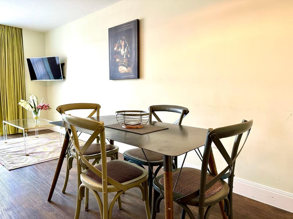 Chic Modern Apartment Suite - Free Parking & WiFi! - 1 Minute walk to Poole Quay - Great Location - Free Parking - Fast WiFi - Smart TV - Newly decorated - sleeps up to 2! Close to Poole & Bournemouth & Sandbanks Apartment in Poole