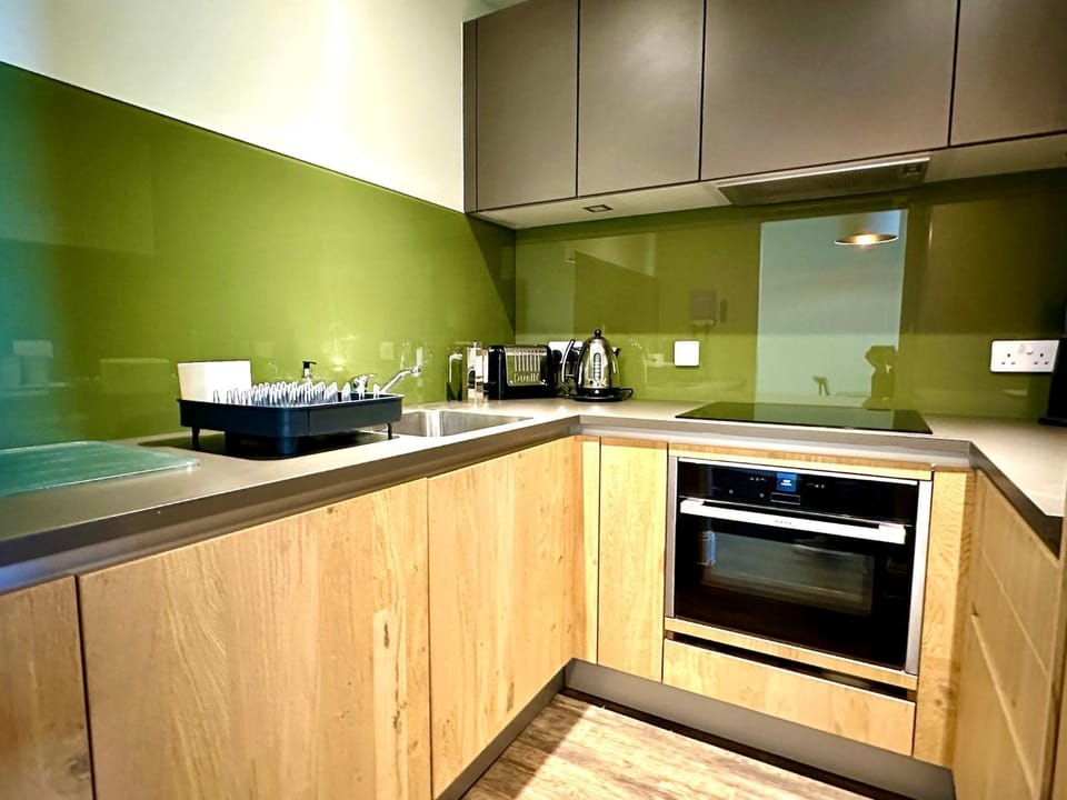 Chic Modern Apartment Suite - Free Parking & WiFi! - 1 Minute walk to Poole Quay - Great Location - Free Parking - Fast WiFi - Smart TV - Newly decorated - sleeps up to 2! Close to Poole & Bournemouth & Sandbanks Apartment in Poole