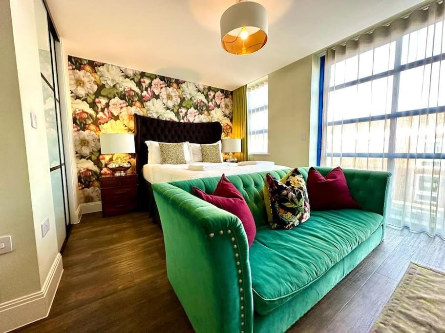 Chic Modern Apartment Suite - Free Parking & WiFi! - 1 Minute walk to Poole Quay - Great Location - Free Parking - Fast WiFi - Smart TV - Newly decorated - sleeps up to 2! Close to Poole & Bournemouth & Sandbanks Apartment in Poole