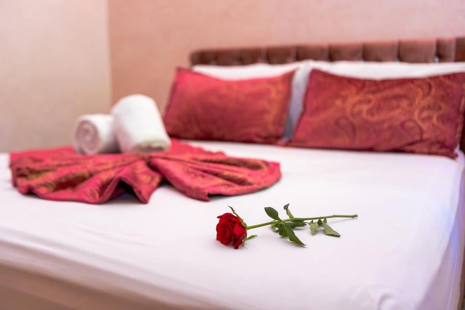 Bed, Bedroom, towels