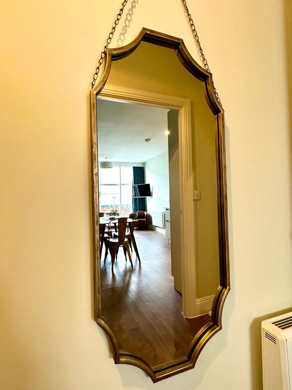 Amazing Modern Apartment - Free Secure Parking! - 1 Minute walk to Poole Quay - Great Location - Free Parking - Fast WiFi - Smart TV - Newly decorated - sleeps up to 2! Close to Poole & Bournemouth & Sandbanks Apartment in Poole