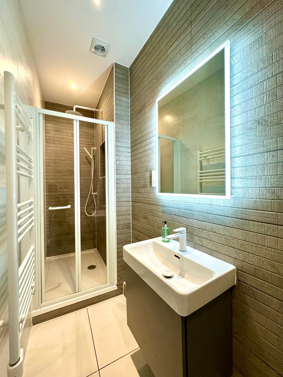 Amazing Modern Apartment - Free Secure Parking! - 1 Minute walk to Poole Quay - Great Location - Free Parking - Fast WiFi - Smart TV - Newly decorated - sleeps up to 2! Close to Poole & Bournemouth & Sandbanks Apartment in Poole