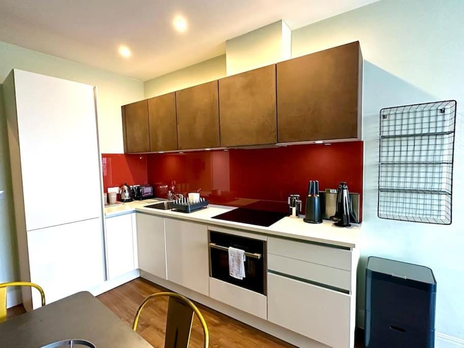Amazing Modern Apartment - Free Secure Parking! - 1 Minute walk to Poole Quay - Great Location - Free Parking - Fast WiFi - Smart TV - Newly decorated - sleeps up to 2! Close to Poole & Bournemouth & Sandbanks Apartment in Poole