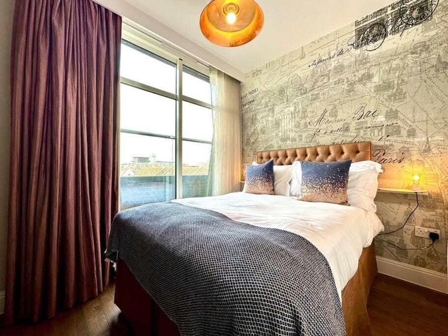 Amazing Modern Apartment - Free Secure Parking! - 1 Minute walk to Poole Quay - Great Location - Free Parking - Fast WiFi - Smart TV - Newly decorated - sleeps up to 2! Close to Poole & Bournemouth & Sandbanks Apartment in Poole