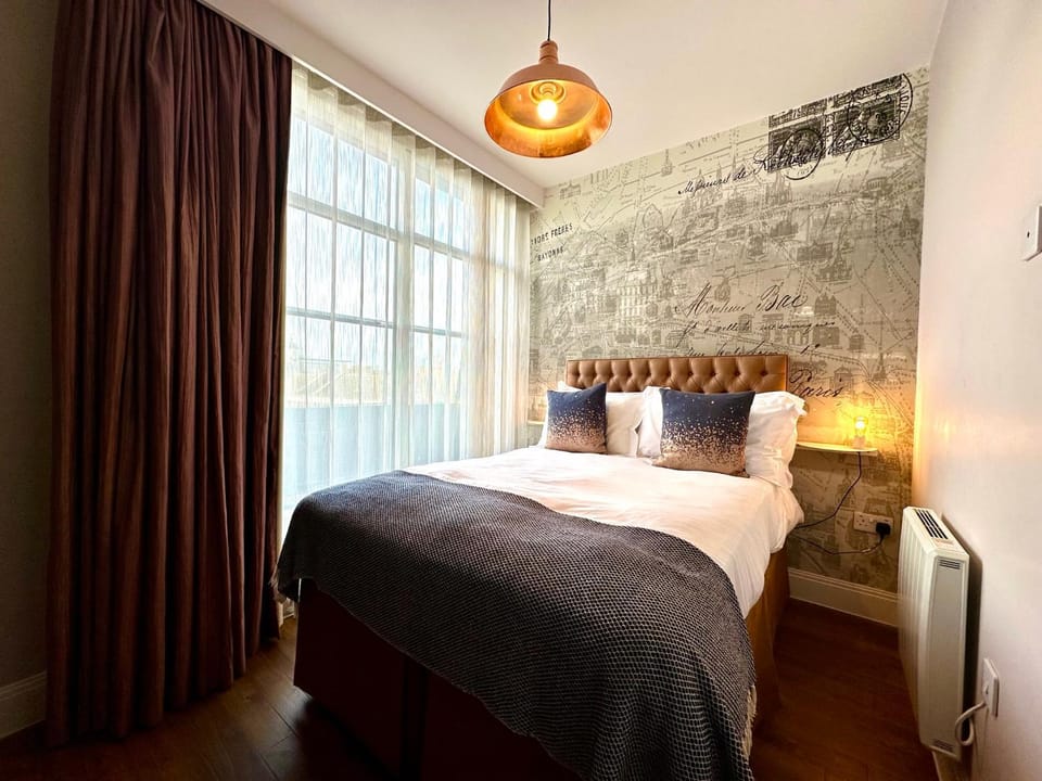 Amazing Modern Apartment - Free Secure Parking! - 1 Minute walk to Poole Quay - Great Location - Free Parking - Fast WiFi - Smart TV - Newly decorated - sleeps up to 2! Close to Poole & Bournemouth & Sandbanks Apartment in Poole