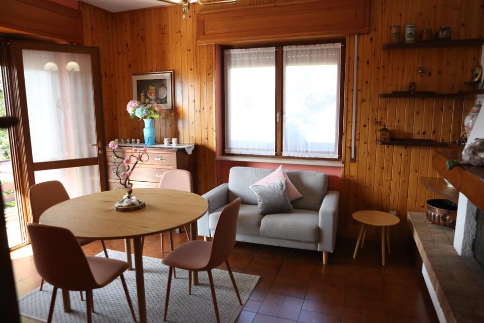 Living room, Seating area, Breakfast