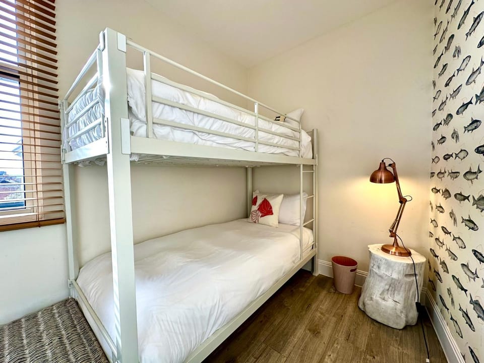 Stylish 2 Bedroom Apartment - Free Parking & WiFi - 1 Minute walk to Poole Quay - Great Location - Free Parking - Fast WiFi - Smart TV - Newly decorated - sleeps up to 4! Close to Poole & Bournemouth & Sandbanks Apartment in Poole