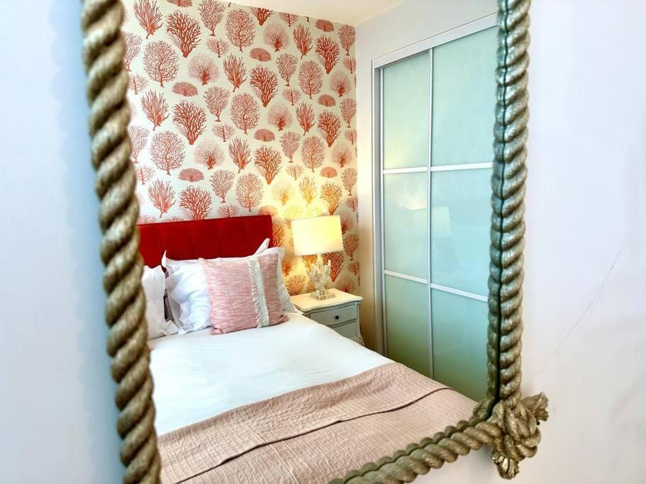 Stylish 2 Bedroom Apartment - Free Parking & WiFi - 1 Minute walk to Poole Quay - Great Location - Free Parking - Fast WiFi - Smart TV - Newly decorated - sleeps up to 4! Close to Poole & Bournemouth & Sandbanks Apartment in Poole