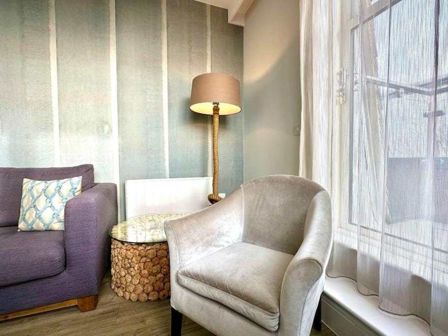 Stylish 2 Bedroom Apartment - Free Parking & WiFi - 1 Minute walk to Poole Quay - Great Location - Free Parking - Fast WiFi - Smart TV - Newly decorated - sleeps up to 4! Close to Poole & Bournemouth & Sandbanks Apartment in Poole