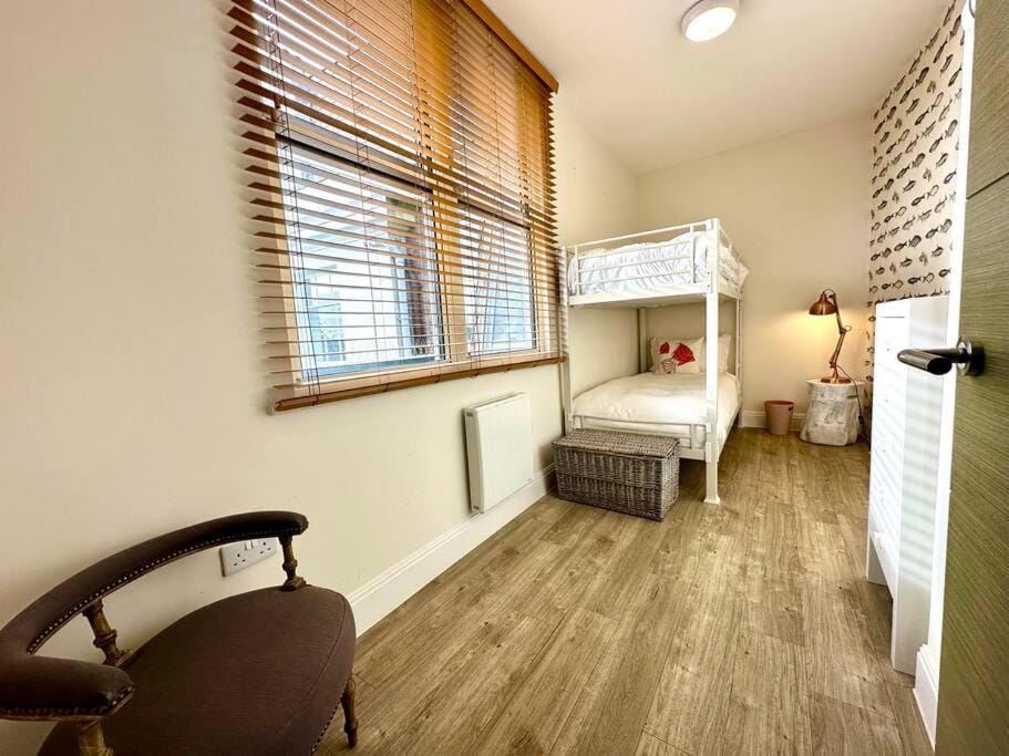 Stylish 2 Bedroom Apartment - Free Parking & WiFi - 1 Minute walk to Poole Quay - Great Location - Free Parking - Fast WiFi - Smart TV - Newly decorated - sleeps up to 4! Close to Poole & Bournemouth & Sandbanks Apartment in Poole