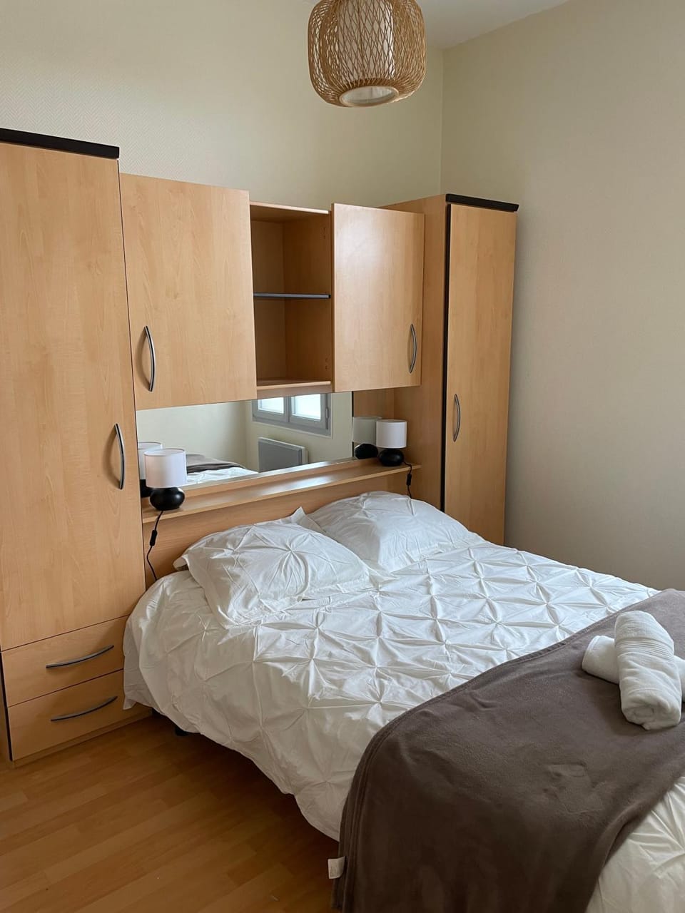 Photo of the whole room, Bedroom