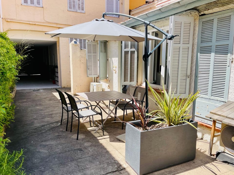 Patio, Day, Balcony/Terrace