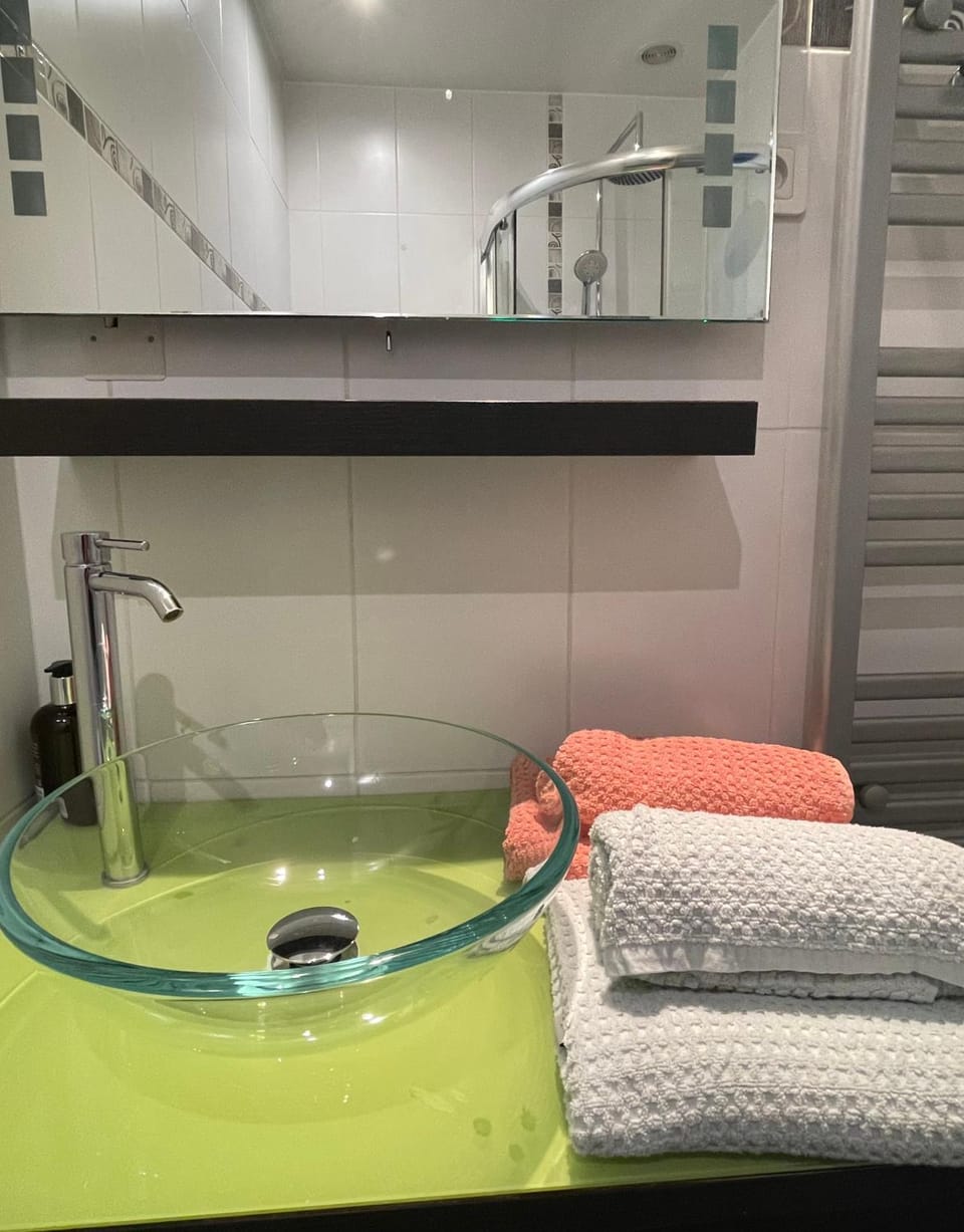 Bathroom, towels