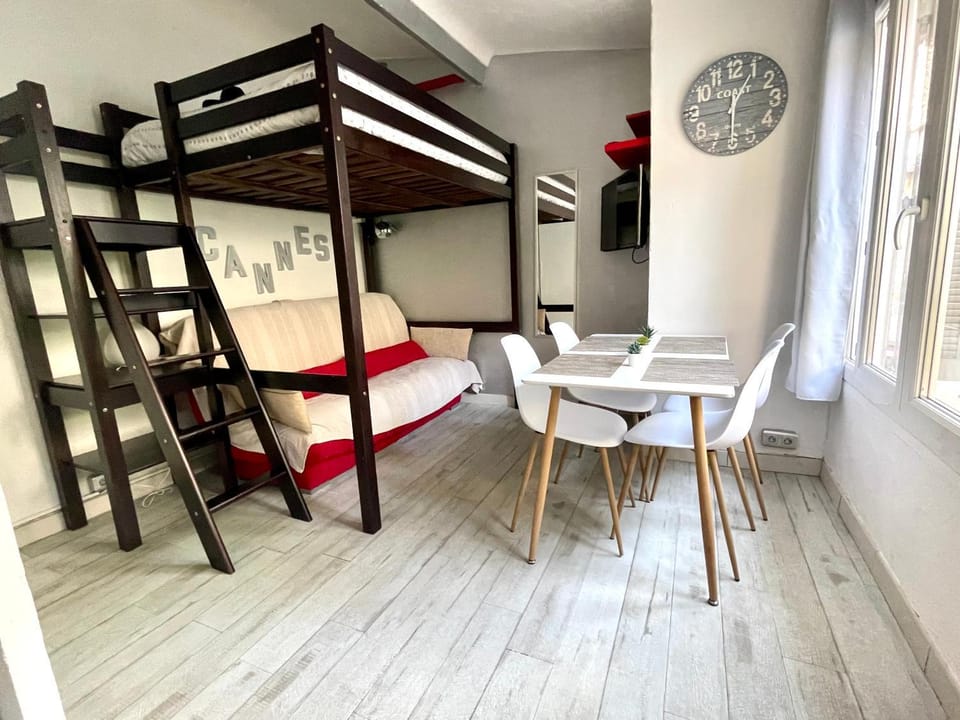 Bed, Photo of the whole room, Dining area, bunk bed