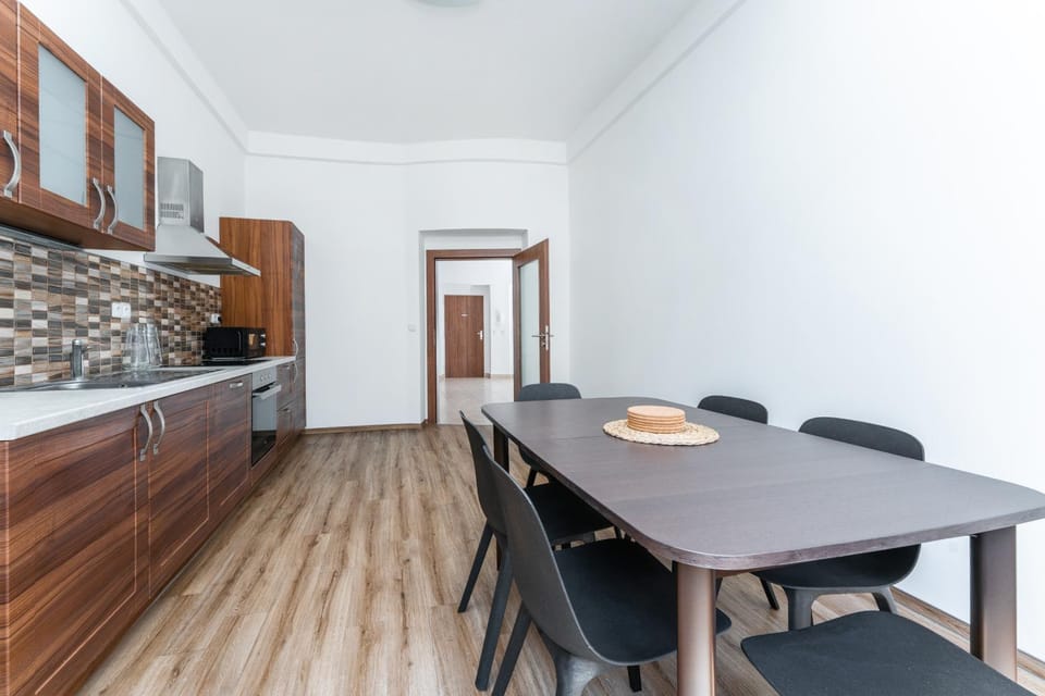Kitchen or kitchenette, Dining area, minibar, stove