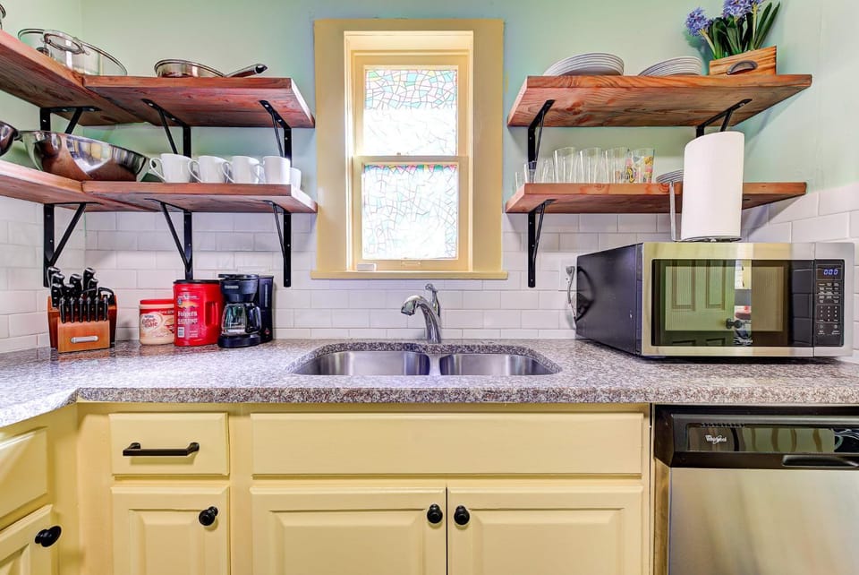 Canary Cottage-brighten your stay-central NW OKC House in Oklahoma City