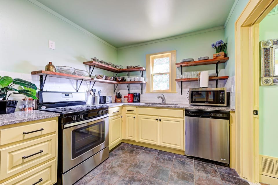 Canary Cottage-brighten your stay-central NW OKC House in Oklahoma City
