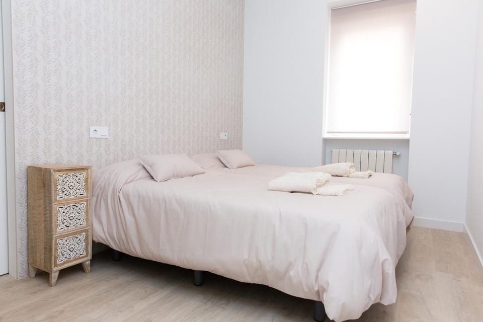 Bed, Photo of the whole room, Bedroom, internet, towels