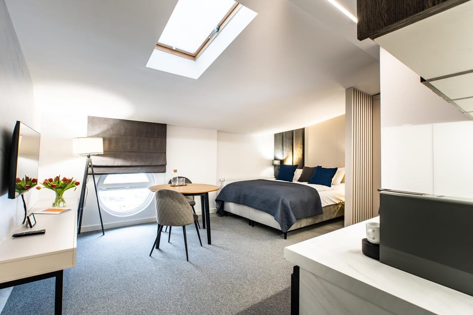 Bed, Living room, Photo of the whole room, Seating area, Dining area, hair dresser