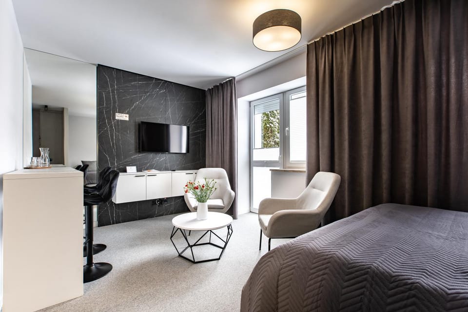 Bed, TV and multimedia, Living room, Photo of the whole room, Bedroom, hair dresser