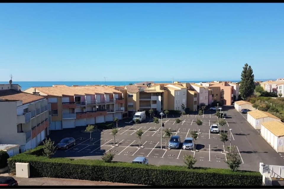 UN TOUT INCLUS DE CHARME EN FRONT DE MER Apartment in Agde