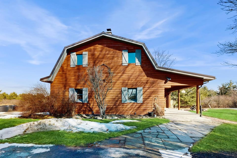 Rock Stream Sanctuary House in Seneca Lake