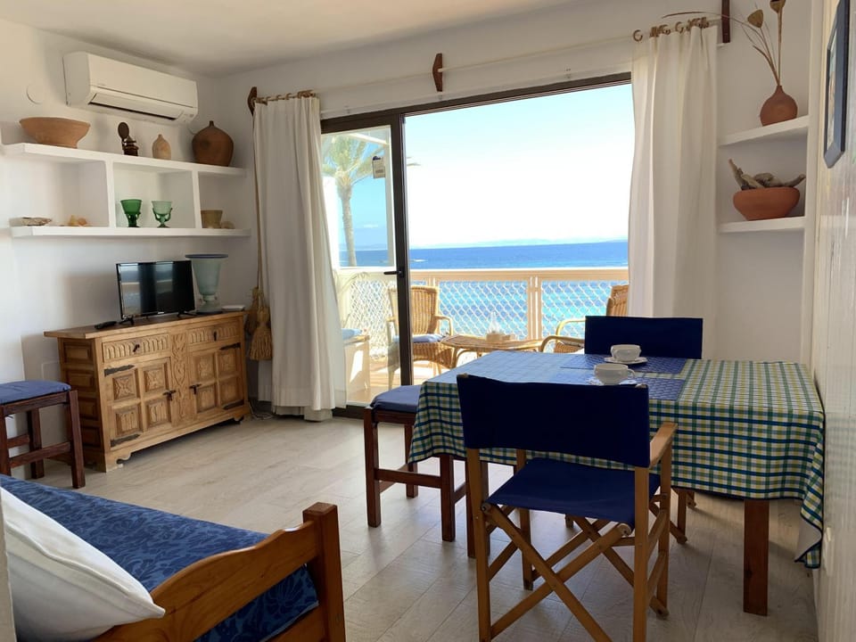 Natural landscape, View (from property/room), Balcony/Terrace, Living room, Dining area, Sea view