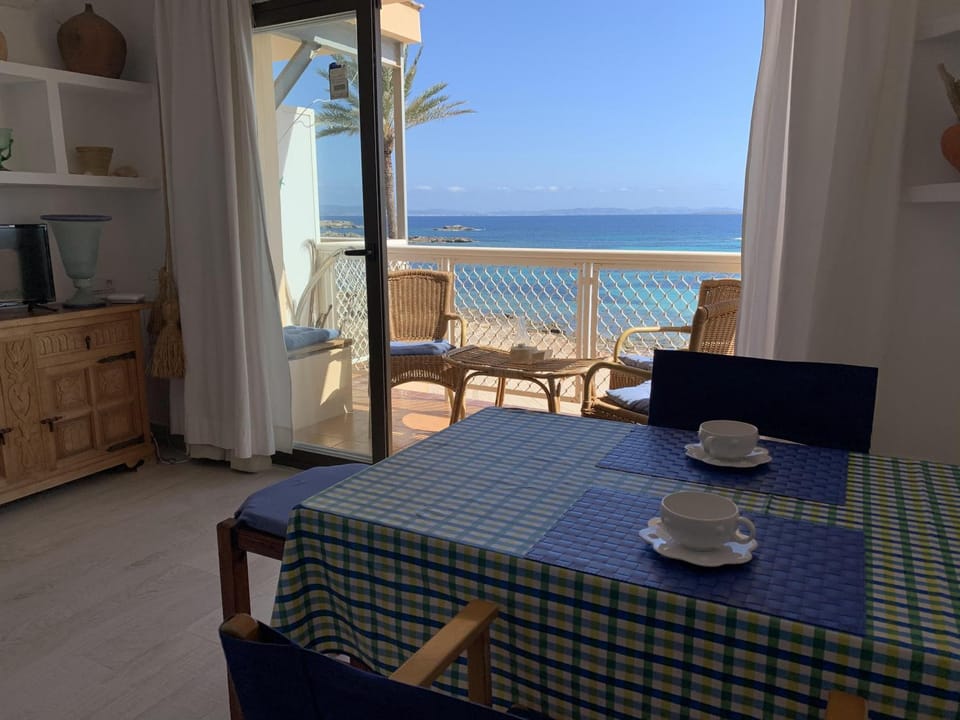 View (from property/room), Balcony/Terrace, Living room, Dining area