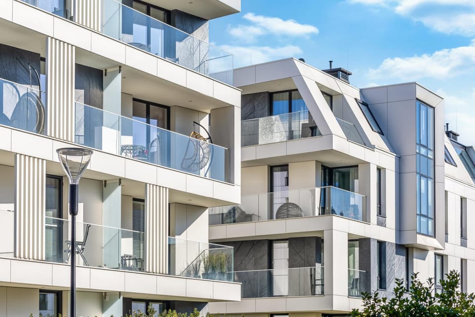 Property building, Day, Balcony/Terrace