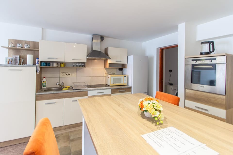 Kitchen or kitchenette, Dining area, dishwasher, minibar, pet friendly, stove