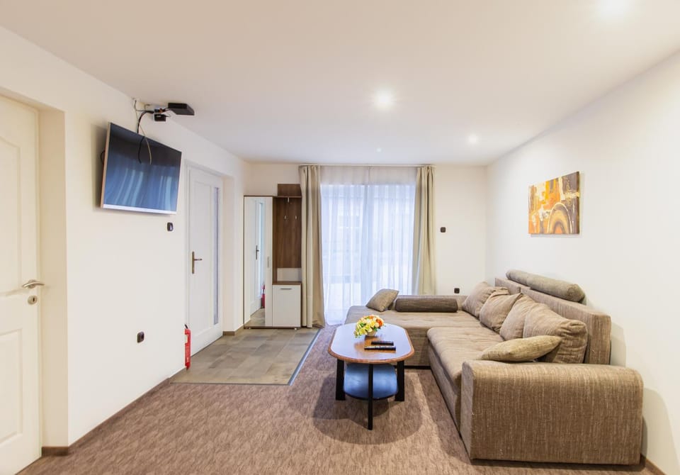 Bed, TV and multimedia, Living room, Photo of the whole room