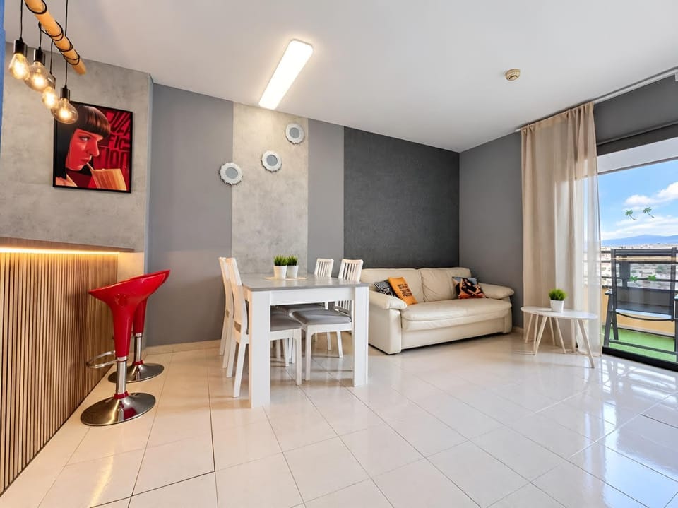 Skyline View Apartment - FREE PRIVATE Parking HIGH speed Wi-Fi Apartment in Canary Islands