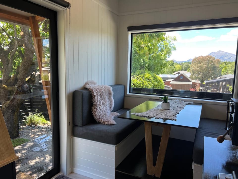 Seating area, Dining area, Mountain view