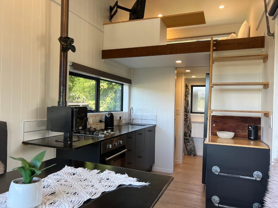 Kitchen or kitchenette, Dining area, oven