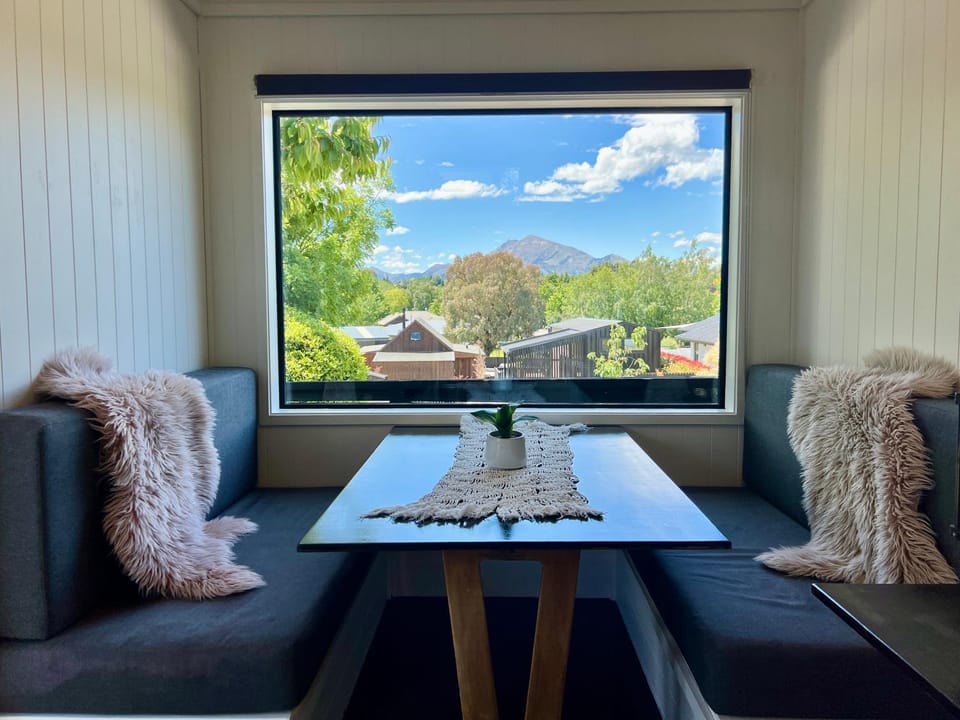 Seating area, Dining area, Mountain view