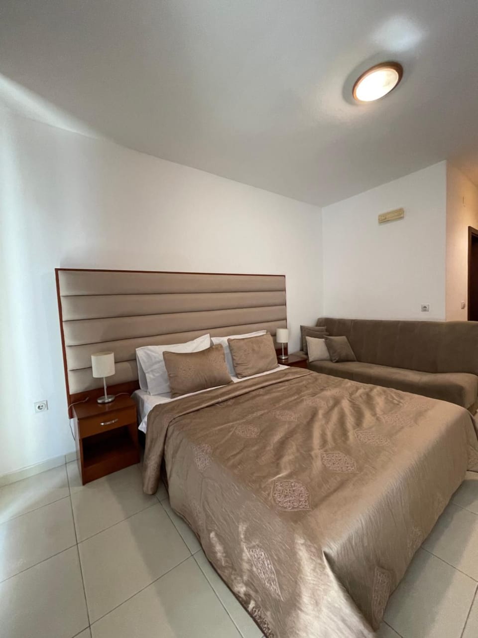 Bed, Living room, Photo of the whole room, Seating area, Bedroom