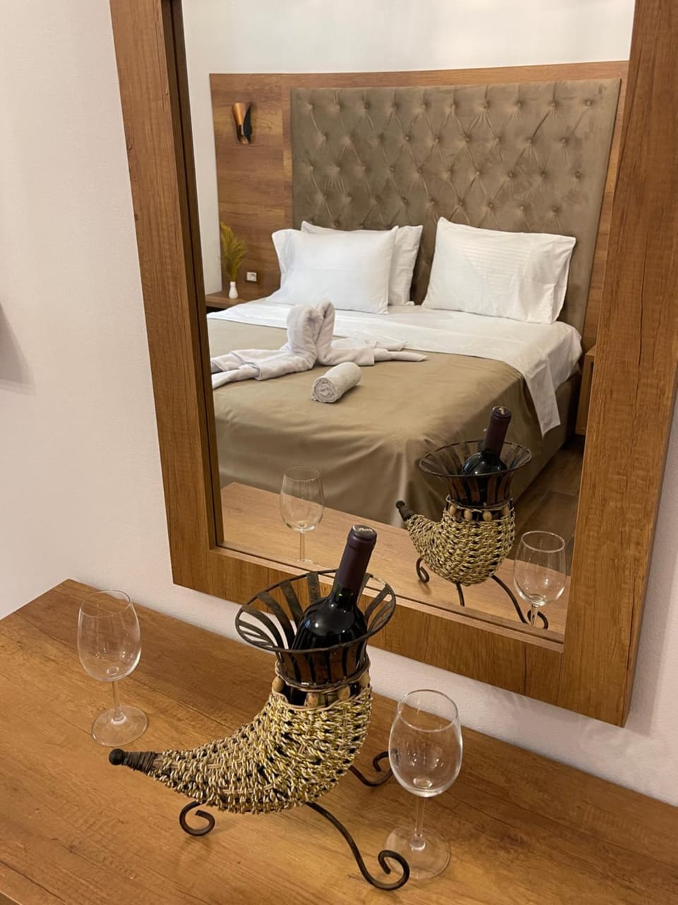 Bed, Living room, Photo of the whole room, Seating area, Bedroom