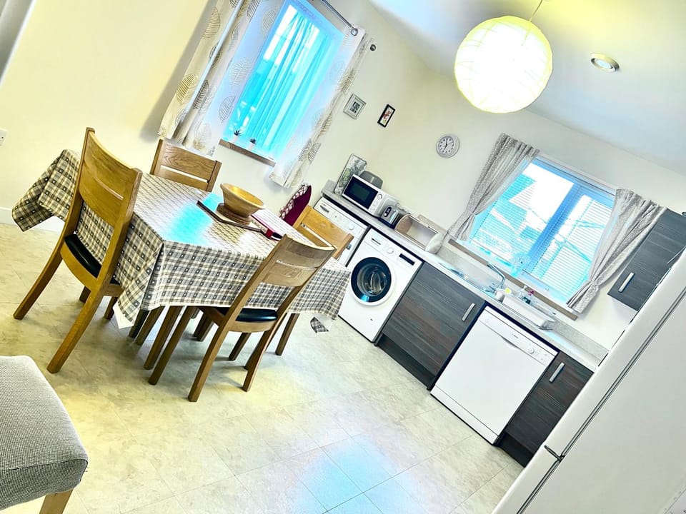 Central Spacious 2 Bed 2 Bath, Free WiFi & Parking, Park View Apartment in Scotland