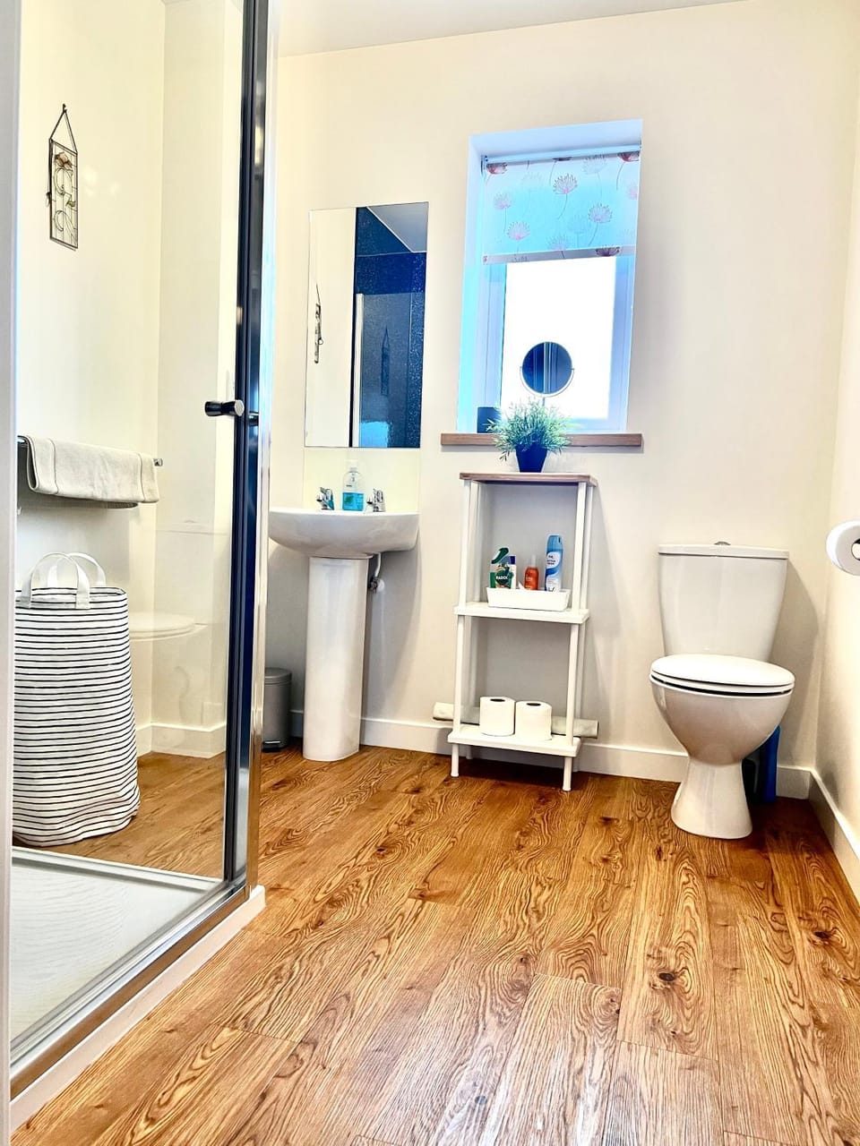 Central Spacious 2 Bed 2 Bath, Free WiFi & Parking, Park View Apartment in Scotland