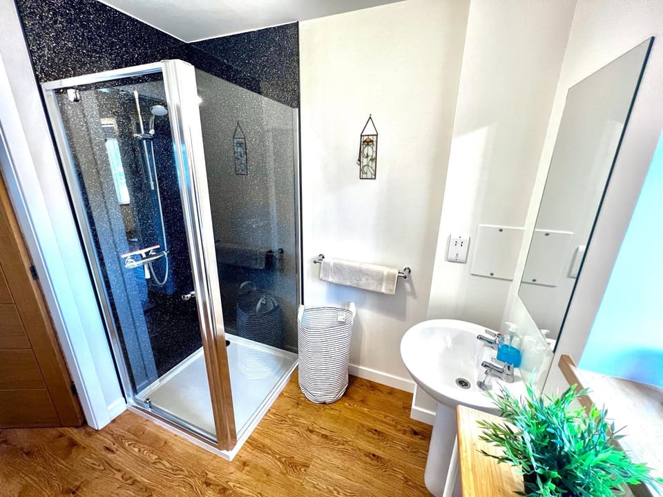 Central Spacious 2 Bed 2 Bath, Free WiFi & Parking, Park View Apartment in Scotland