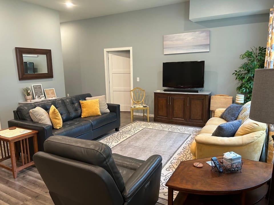 Communal lounge/ TV room, TV and multimedia, Living room, Seating area, Evening entertainment