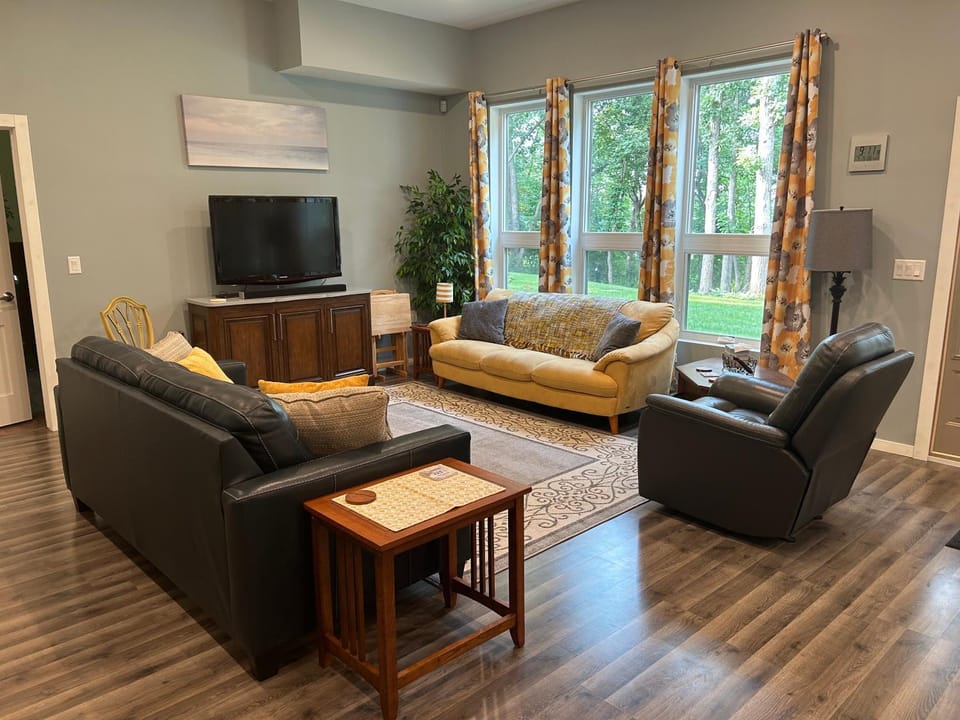 Communal lounge/ TV room, TV and multimedia, Living room, Seating area, Evening entertainment