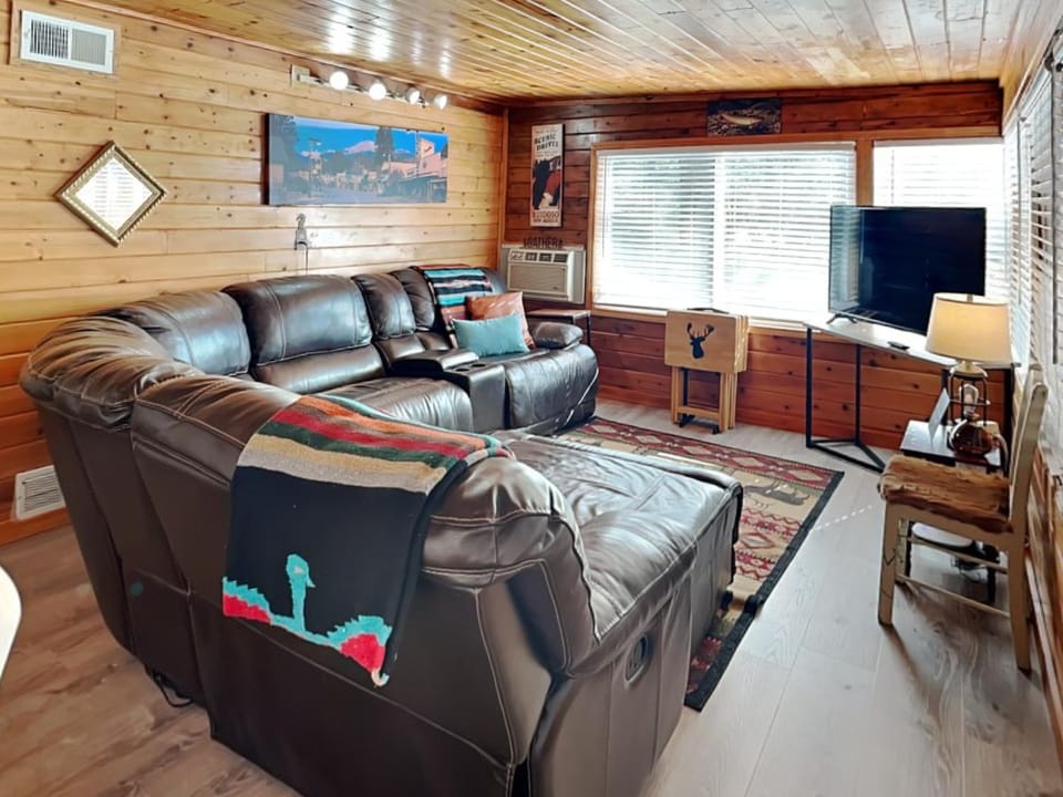 TV and multimedia, Living room, Seating area, furniture, air conditioner