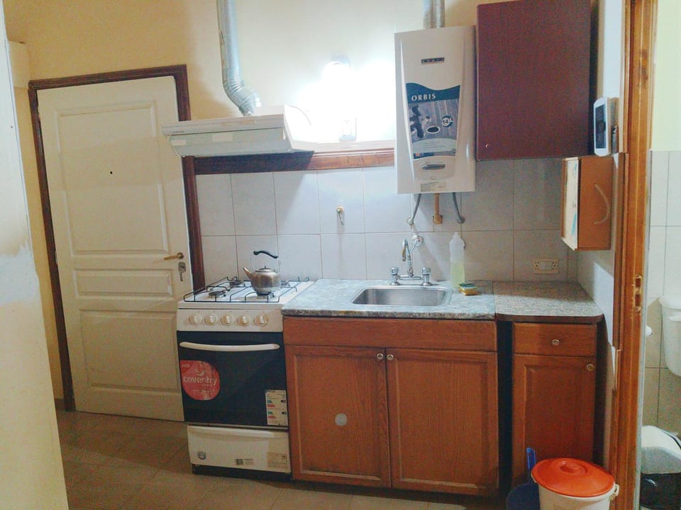 Kitchen or kitchenette, minibar