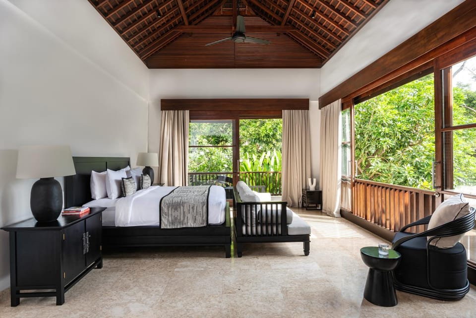 Bed, Seating area, Bedroom