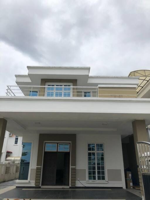 Property building, Facade/entrance, Day