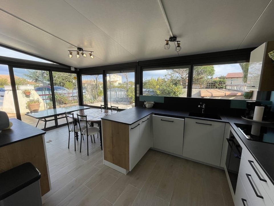 Charmante Villa T3 Climatisée avec Véranda, Terrasse et Jardinet - Proche Plage et Commerces - FR-1-106-54 Villa in Saint-Cyprien