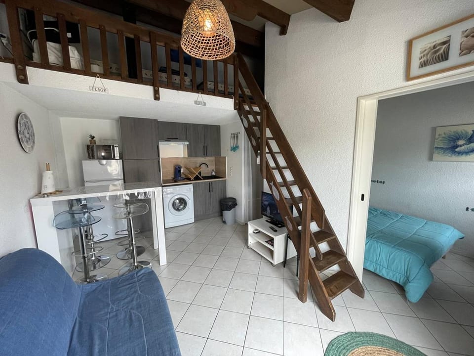 Charmante villa climatisée T2 mezzanine, 6 pers, terrasse ensoleillée, proche plage et commerces Villa in Saint-Cyprien